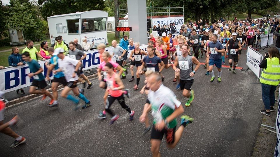 Fra starten av fjorårets løp ved Hansenplatsen i Trollhättan (Foto: facebook.com/trollhattancitytrail)