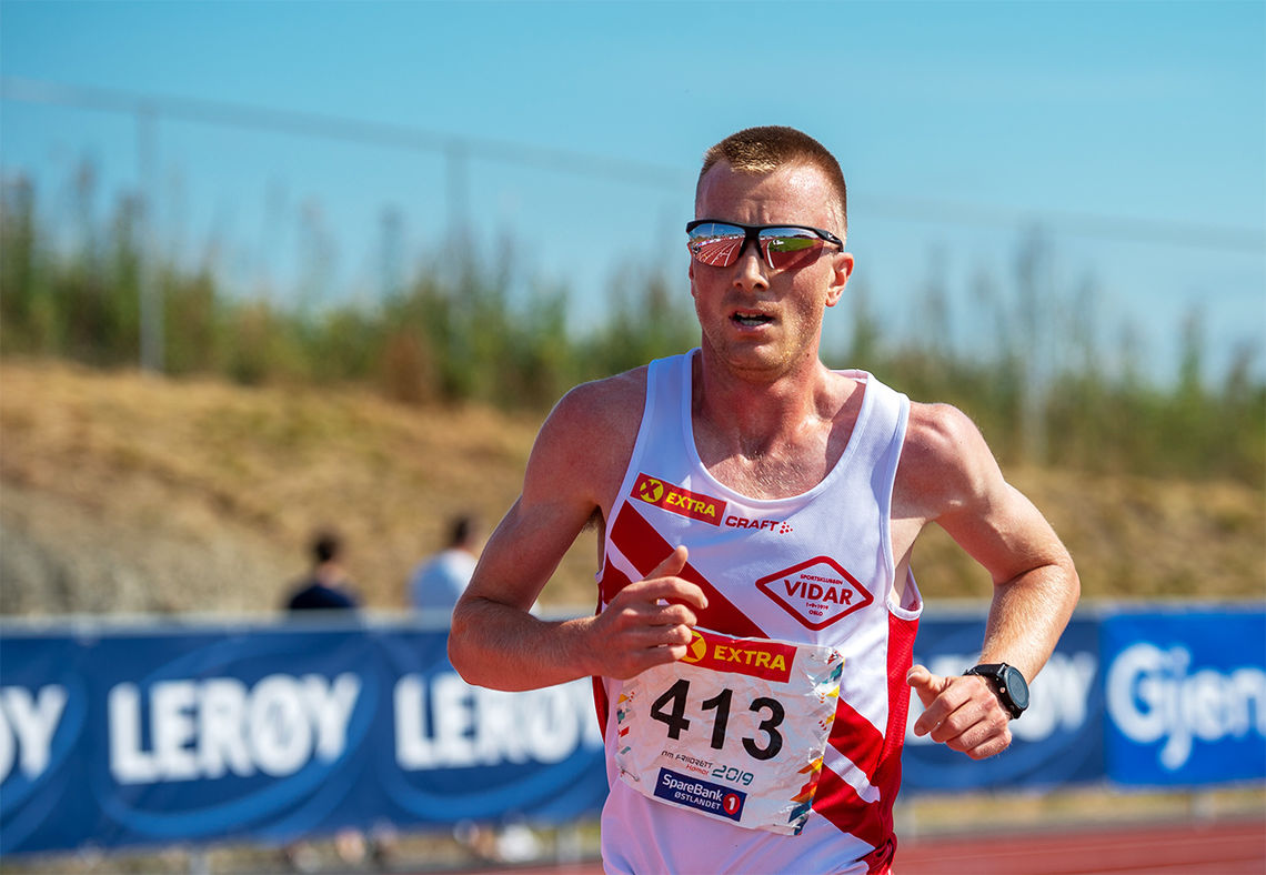 Sondre Nordstad Moen sikter mot pers og norsk rekord på 10 km i et løp arrangert av hans skosponsor, Asics. (Foto: Samuel Hafsahl)