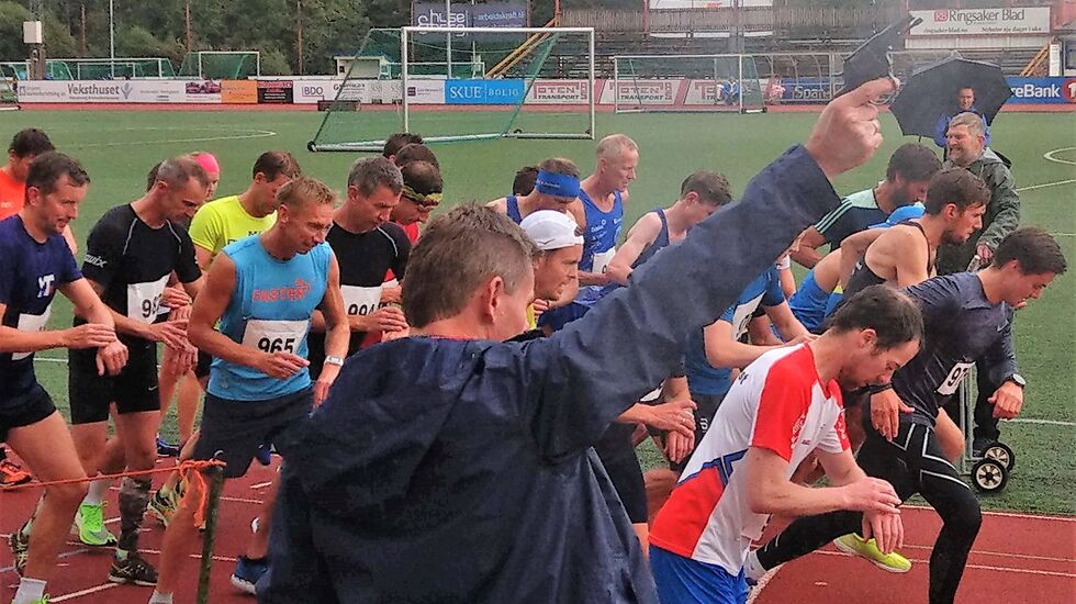 Startskuddet smeller og 25 runder på Sveum idrettspark venter for 5 kvinner og 26 menn torsdag kveld. (Foto: Veldre Friidrett)