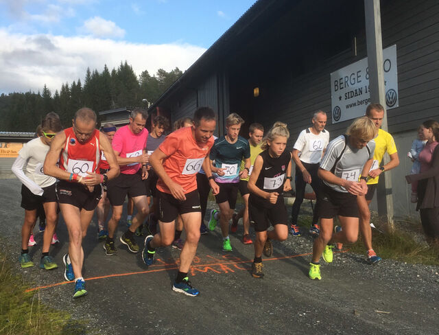 Starten har akkurat gått, og Anders Vonheim (74) og Hilmar Kråknes (66) leiar an. (Foto: Malene Nordnes)