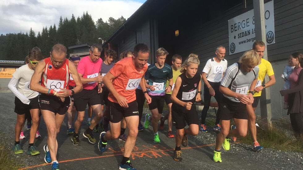 Starten har akkurat gått, og Anders Vonheim (74) og Hilmar Kråknes (66) leiar an. (Foto: Malene Nordnes)