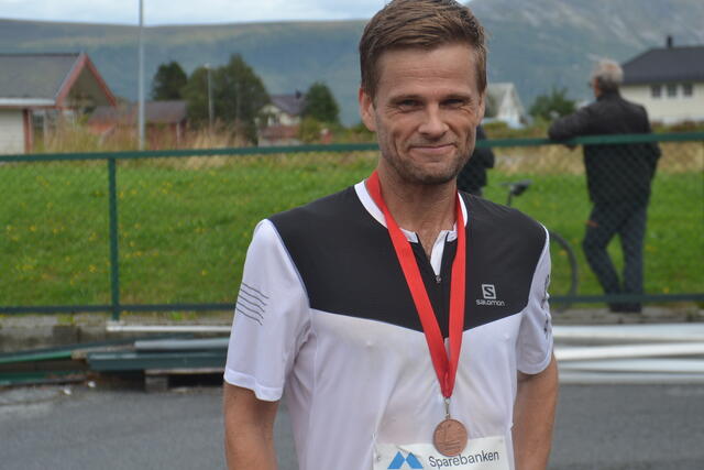 Jørn Hjørungnes vinner maratondistansen på Hareid. Han er flyttet til distriktet og blir en god tilvekst i det lokale løpemiljøet. Foto: Arrangør