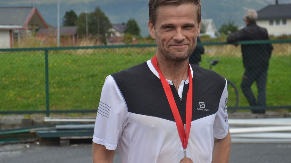 Jørn Hjørungnes vinner maratondistansen på Hareid. Han er flyttet til distriktet og blir en god tilvekst i det lokale løpemiljøet. Foto: Arrangør