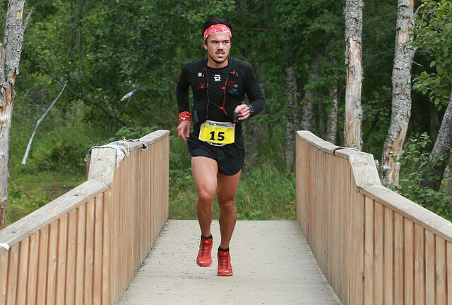 Fra tredjeplass i Ekstremløpet fredag til klar seier i 50 km fjellultra lørdag for Elias René Valøy som er på vei over broa over Tromsdalselva og inn til mål på Tromsø Camping. (Foto: Kjell Vigestad)
