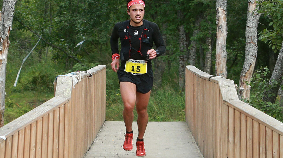 Fra tredjeplass i Ekstremløpet fredag til klar seier i 50 km fjellultra lørdag for Elias René Valøy som er på vei over broa over Tromsdalselva og inn til mål på Tromsø Camping. (Foto: Kjell Vigestad)
