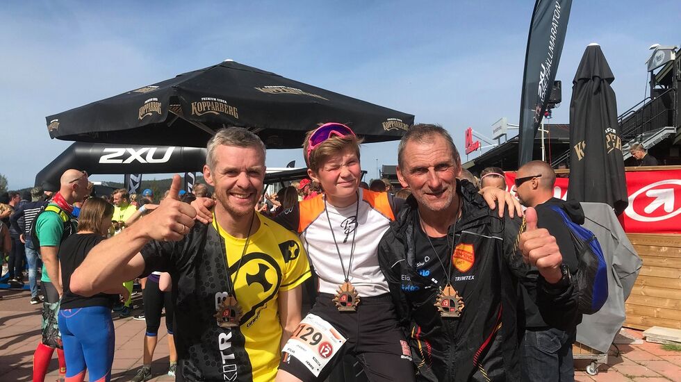 Henning Søndmør (til v.) og Jan Ole Jonsgård med Edvin Danielsson Søndmør på gullstol etter sterk løping i Idrefjellet lørdag. (Foto: Privat)