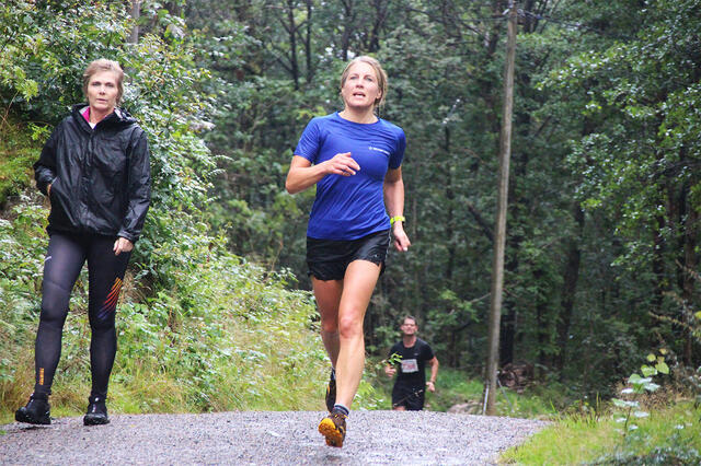 Solgunn Berstad, som tidligere i sommer fullførte Norseman, langer godt ut, mens andre kledte seg etter været og tok det litt mer med ro. (Foto: Guri Sæterlid)