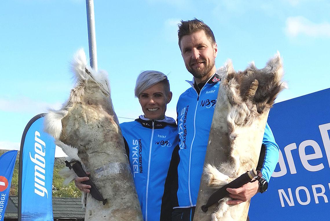 Ekteparet Siril og Thomas Pettersen Hammari, fra Nordlysbyen Sykkel, vant årets utgave av Bingesrittet. (Foto: arrangøren)