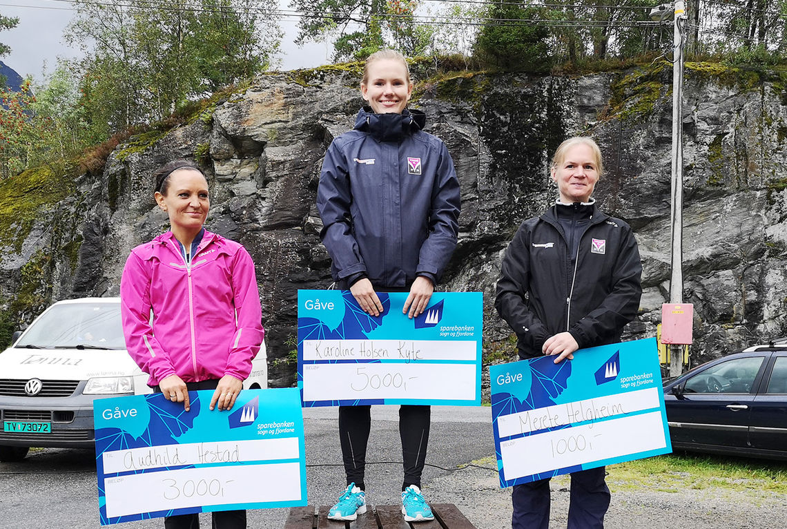 Premiepallen for kvinner i Storehesten Opp. Karoline Holsen Kyte (midten) vant foran Audhild Hestad (venstre) og Merete Helgheim (høyre). (Foto: Bodil Ryste)