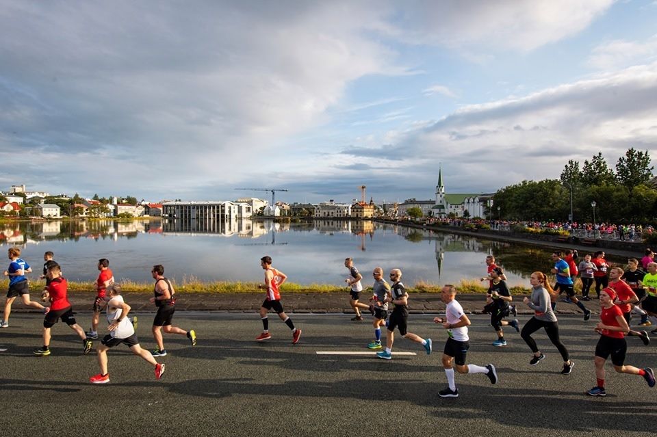 Fra Reykjavik Marathon og første del av løypa med start- og målområdet ved Rådhuset i bakgrunnen (Foto: facebook.com/Reykjavikurmarathon/)