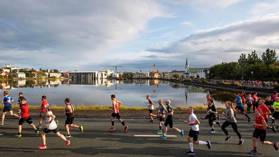 Fra Reykjavik Marathon og første del av løypa med start- og målområdet ved Rådhuset i bakgrunnen (Foto: facebook.com/Reykjavikurmarathon/)