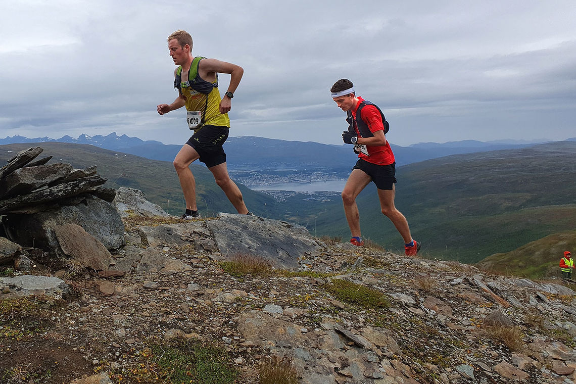 Mot toppen: Torstein Tengsareid først med Stian Øvergaard Aarvik rett bak. Slik var stillingen inntil Stian avgjorde løpet på slutten. Sentrum i Tromsø skimter vi mellom løperne. (Foto: Torun Aarvik)