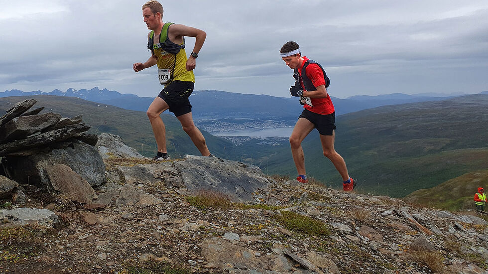 Mot toppen: Torstein Tengsareid først med Stian Øvergaard Aarvik rett bak. Slik var stillingen inntil Stian avgjorde løpet på slutten. Sentrum i Tromsø skimter vi mellom løperne. (Foto: Torun Aarvik)