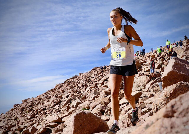 Yngvild Kaspersen taklet den tynne lufta i over 4000 meters høyde godt og løp inn til andreplass. (Foto: iRunFar.com - Meghan Hicks)