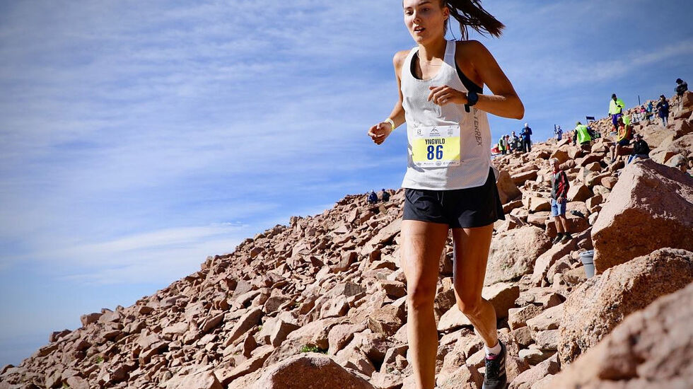 Yngvild Kaspersen taklet den tynne lufta i over 4000 meters høyde godt og løp inn til andreplass. (Foto: iRunFar.com - Meghan Hicks)