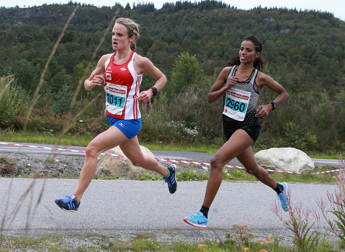 Runa Skrove Falch vant 10 km i fjor foran Mekdes Woldu fra Eritrea. Runa stiller i år på halvmaraton. (Foto: Kjell Vigestad)  