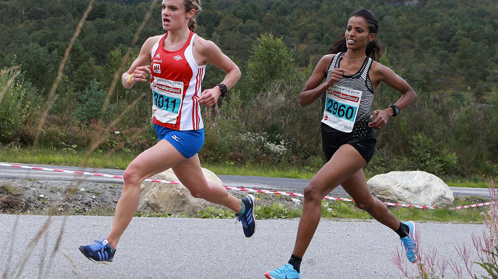 Runa Skrove Falch vant 10 km i fjor foran Mekdes Woldu fra Eritrea. Runa stiller i år på halvmaraton. (Foto: Kjell Vigestad)  