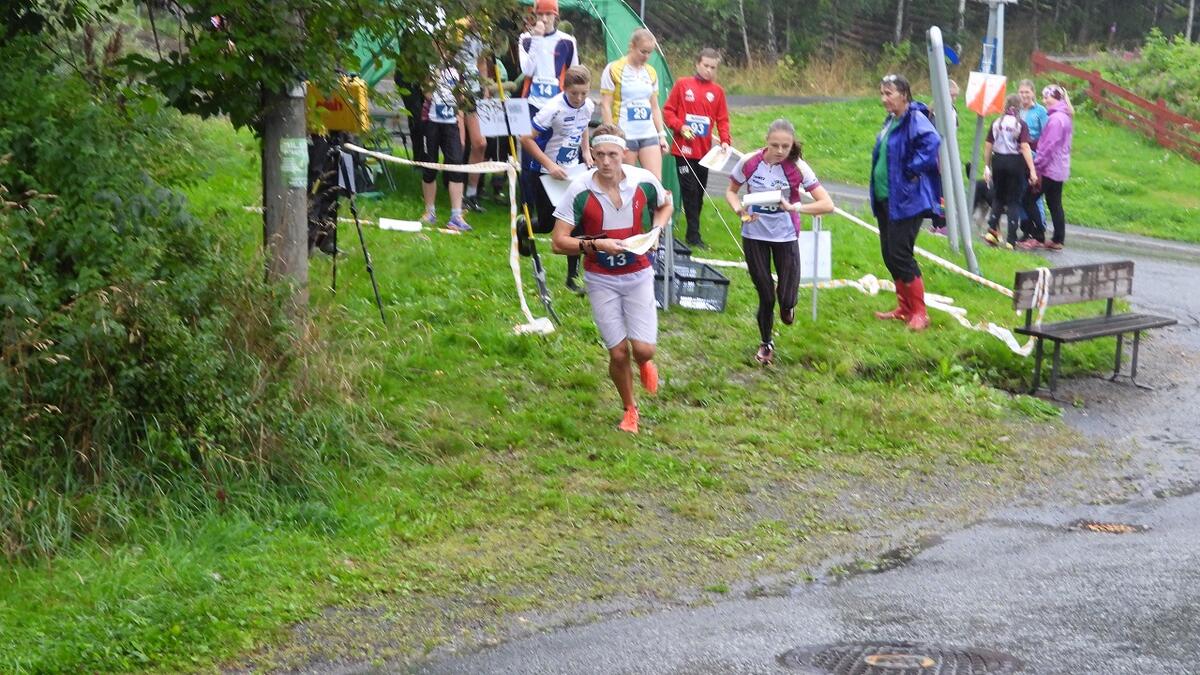 Ut fra start i prolog Even Lindaas 13 og Kristine Kravdal 28