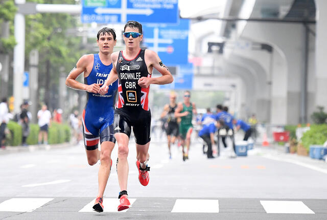 Gustav Iden (til venstre) er blant de norske deltakerne i grandfinalen i verdensserien i triatlon i helga. Her fra et testevent i Tokyo 16. august 2019. (Foto: Norges Triatlonforbund)