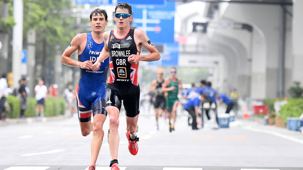 Gustav Iden (til venstre) er blant de norske deltakerne i grandfinalen i verdensserien i triatlon i helga. Her fra et testevent i Tokyo 16. august 2019. (Foto: Norges Triatlonforbund)