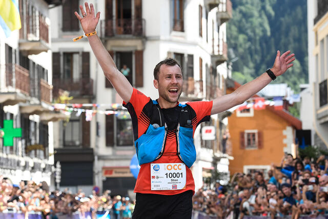 Stian Angermund-Vik er kåret til Årets Ultraløpet 2019 for herrer. På bildet mottar han jubel ved målgangen i Chamonix der han vant OCC. (Foto: UTMB® / Marta Bacardit)
