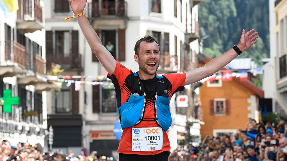 Stian Angermund-Vik er kåret til Årets Ultraløpet 2019 for herrer. På bildet mottar han jubel ved målgangen i Chamonix der han vant OCC. (Foto: UTMB® / Marta Bacardit)