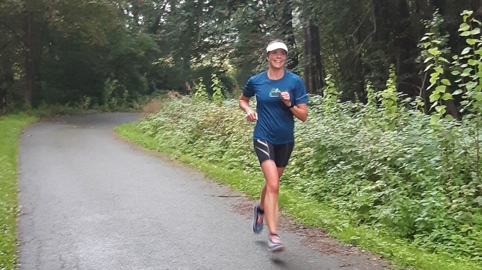 Marit Aamdal i mål som første dame på Gå-joggen i Brumunddal. (Foto: Agnieszka Baran)