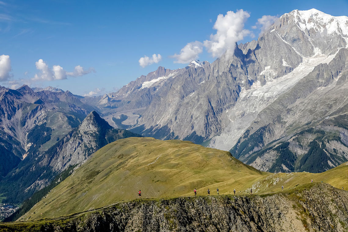2132 løpere gav seg i kast med de 101 kilometerne og over 6000 høydemeterne i fjelløpet fra Courmayeur i Italia til Chamonix i Frankrike. (Foto: UTMB® / Thomas Bekker)