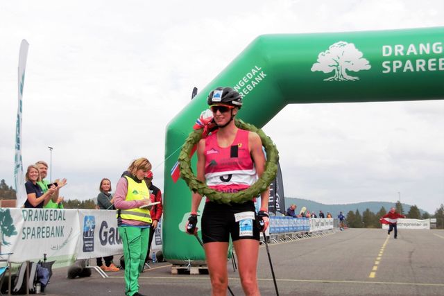 Kari Vikhagen Gjeitnes over mål som vinner av 60 km for kvinner. (Foto: Visma Ski Classics)