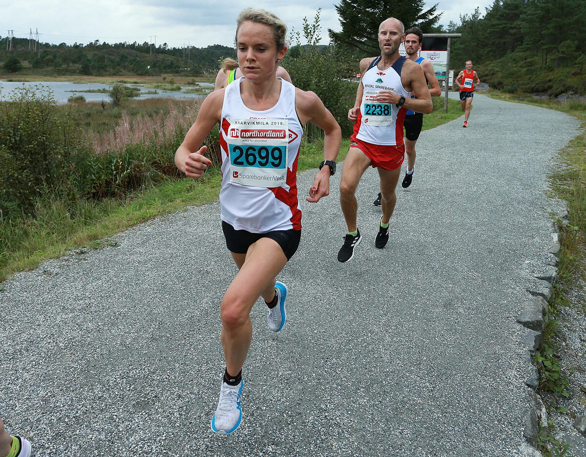 10km_Runa_Skrove_Falch_med_Rebecca_Hilland_paa_hjul_1280_AZ3T4233