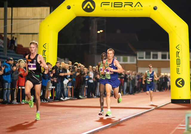 Sondre Nordstad-Moen satte norsk rekord på 10 000 meter på  Stadionmila i fjor, der bilder er fra. I år skal han prøve å sette europerisk rekord på timesløp. (Foto: Anders Jensen / Kristiansand Løpeklubb)