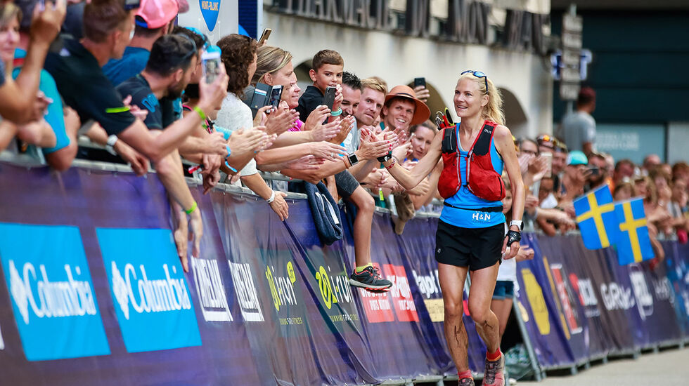 Kristin Berglund kunne motta folkets hyllest etter å ha fullført UTMB på en strålende andreplass. (Foto: UTMB® Christophe Pallot)