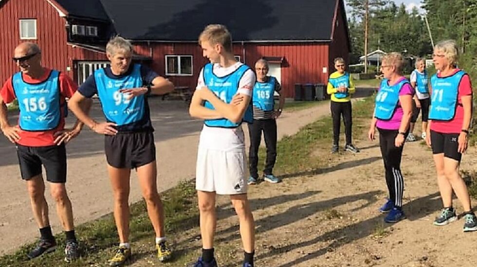 Klart til årets siste start på Velta. Vinnerne Per Magnus Midtli (midt i bildet) og Mona Sundeng Enger (helt til venstre). (Foto: Gunn Helen Kjensmo)