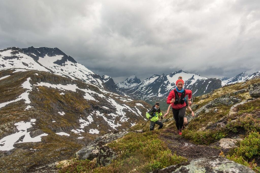 Margrethe Fjetland Løvoll, Kjell Magnar Berli og Bjørn Arve Brune på vei opp Storhornet, Slogen i bakgrunnen_Foto_Arrangor