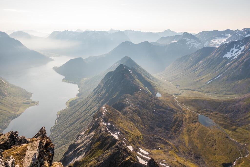Utsikt fra Slogen, traséen går forbi Storvatnet nede til høyre i bildet_Foto_Arrangor