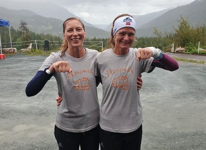Mariann Langås og Kari Beate Hovde var to av de tre som klarte grå trøye, dvs tre maratonrunder. (Arrangørfoto)