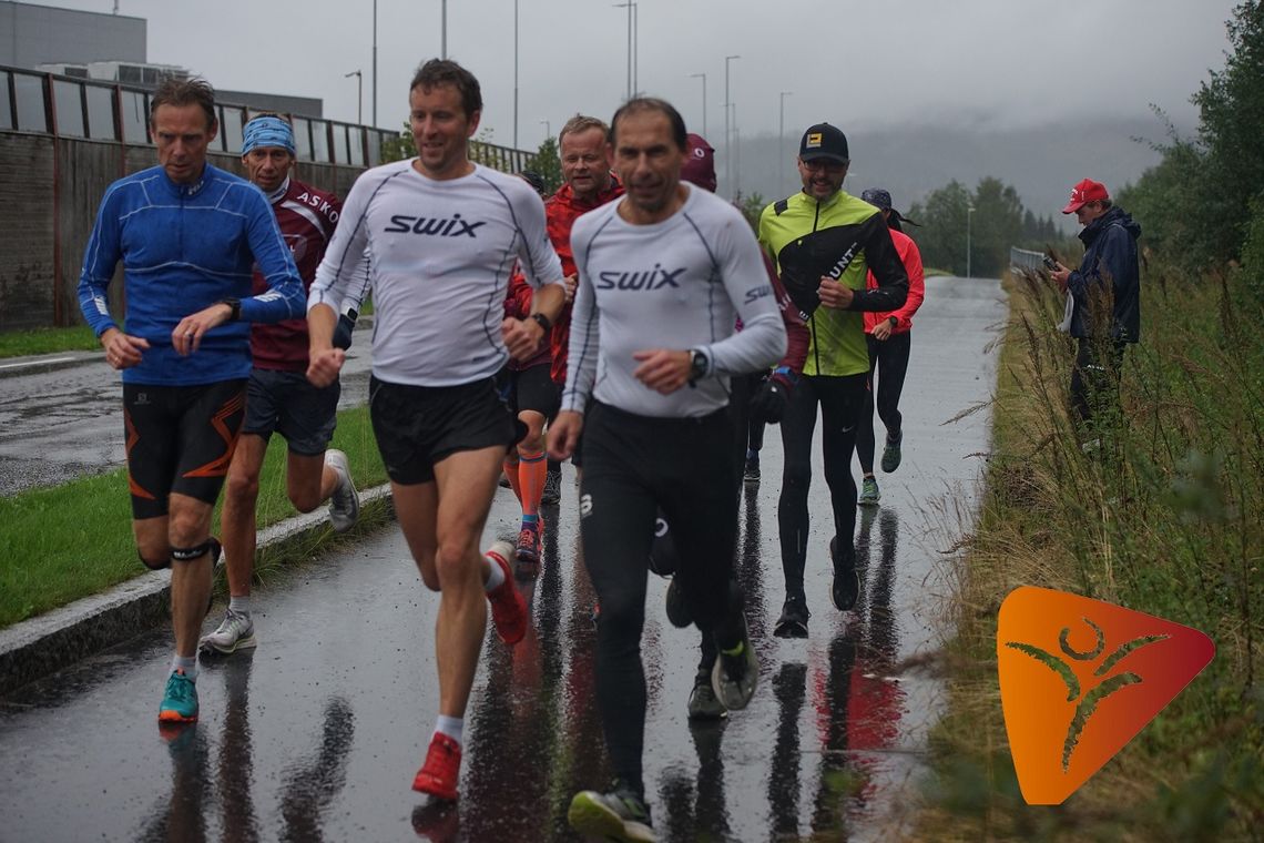 12 løpere er i gang i det nye løpet fra Asko i Brumunddal. (Foto: Kristian Dillerud)