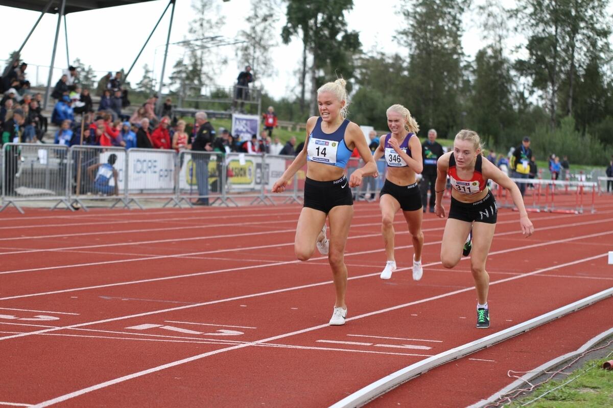 IMG_3033_J17-J1819-3000_Christine_holder_unna (1280x853)