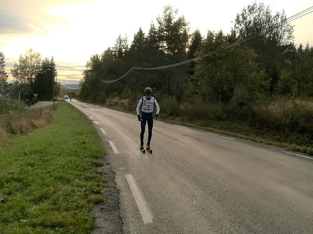 Martin Stensrud i fint driv og høstvær på Hovindberget torsdag kveld. (Foto: Trond Ole Myrvold)