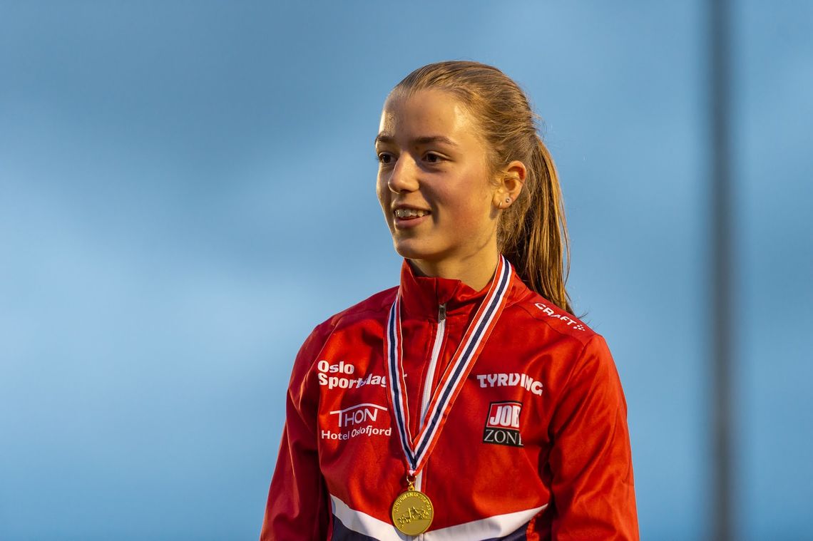 Sigrid Alvik, Tyrving IL, med gullmedaljen for seier i J16 1500 meter hinder
