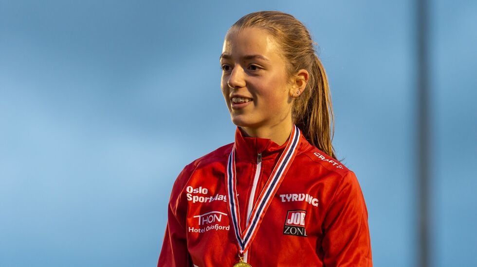 Sigrid Alvik, Tyrving IL, med gullmedaljen for seier i J16 1500 meter hinder