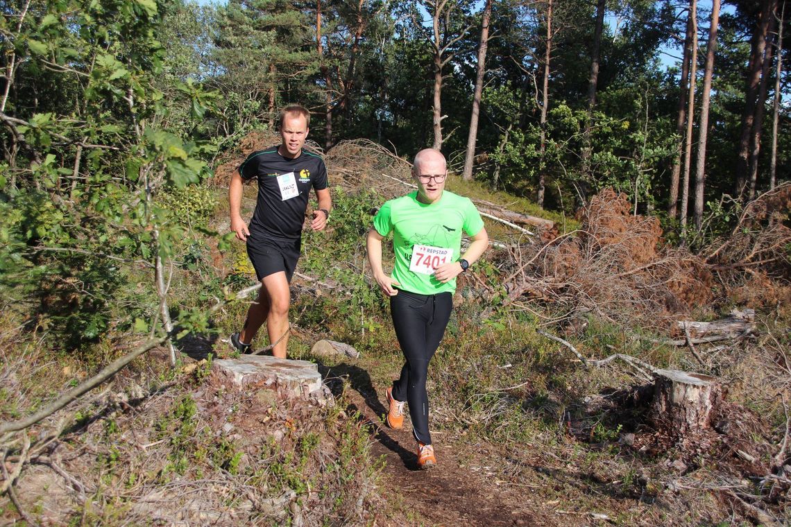 Løype i Kjellandsheia i Søgne var ny for Terrengkarusellen i fjor. Her ser vi to av deltagerne i fjorårets løp. (Foto: Guri Sæterlid)