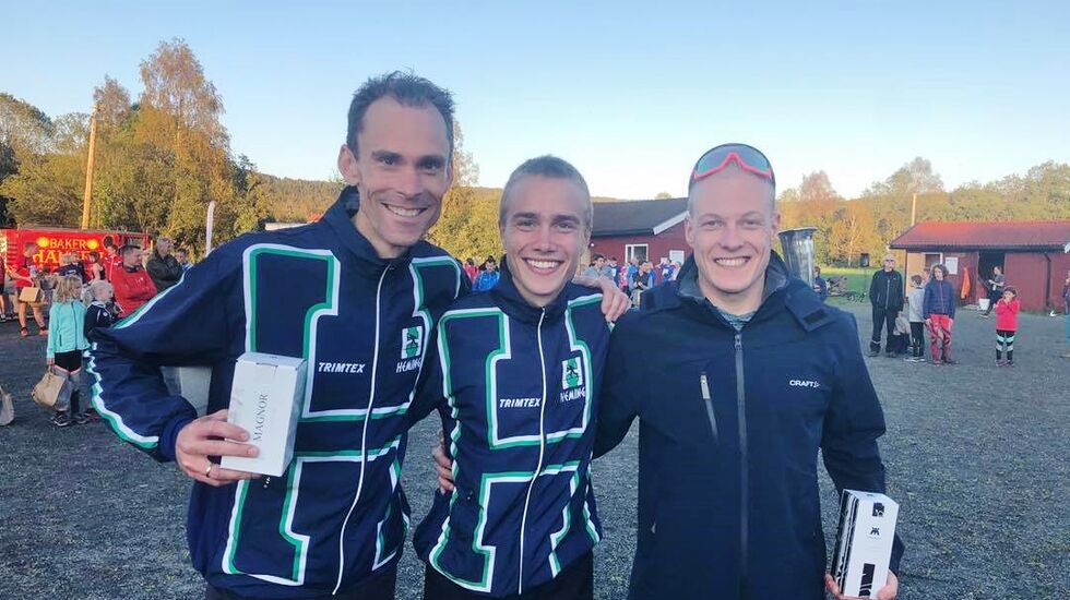 Den suverene vinneren Kasper Fosser sammen med tredjemann Audun Weltzier til venstre og andremann Morten Hansen til høyre. (Privat foto/Morten Hansen)