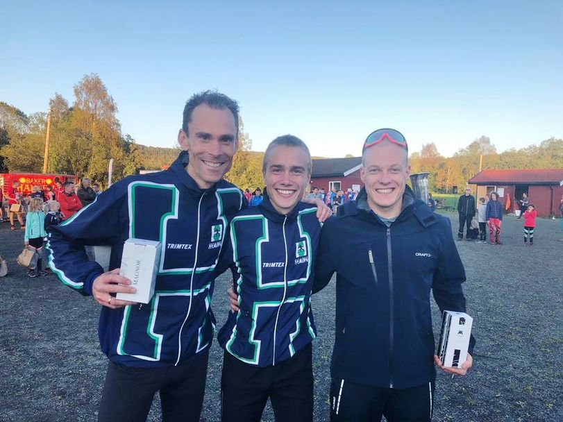 Den suverene vinneren Kasper Fosser sammen med tredjemann Audun Weltzier til venstre og andremann Morten Hansen til høyre. (Privat foto/Morten Hansen)