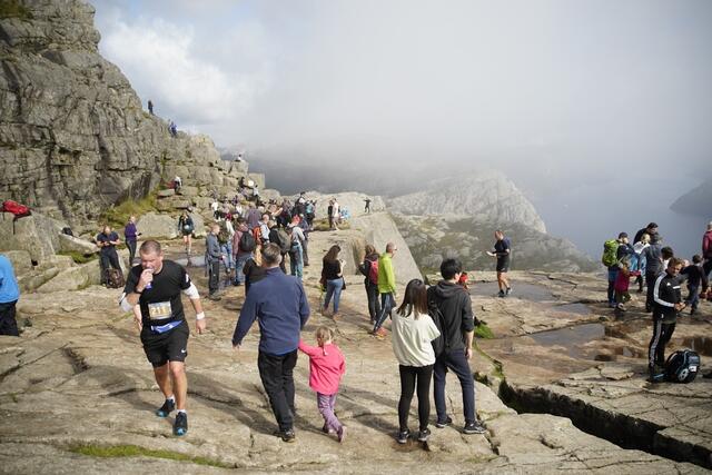 Maratonløperne var fem turer opp til Preikestolen. (Arrangørfoto)