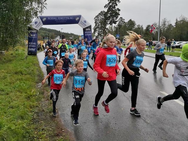 Fra starten på 2,5-kilometeren som for det aller meste gikk i terrenget. (Arrangørfoto)