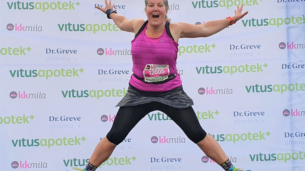 Stemningsfullt: God stemning på arenaen inne på Bislett Stadion og Lise Lysfjord Pettersen lar seg rive med. Foto: Christine Sagstuen