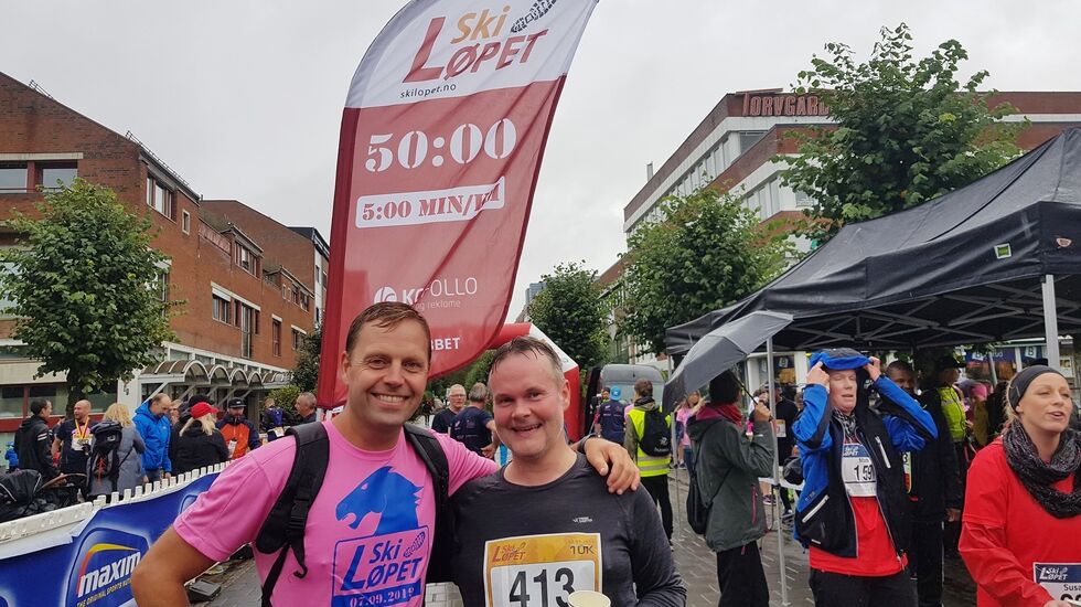 Fartsholder Knut Asbjørnsen sammen med Tobias Toften, en av 348 løpere som løp 10 kilometeren i SkiLøpet. (Arrangørfoto)