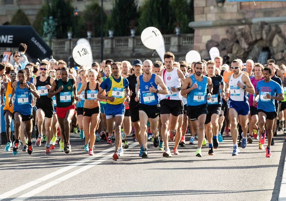 Faa starten med godt over 10 000 løpere bak startseilet. (Foto: Marathongruppen/Magnus Fröderberg)