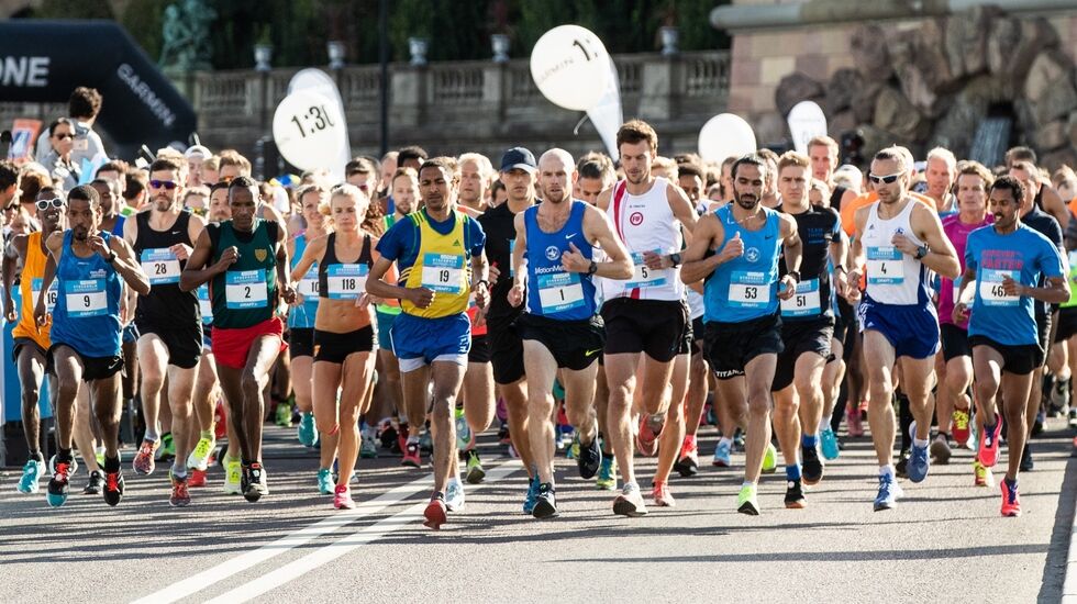 Faa starten med godt over 10 000 løpere bak startseilet. (Foto: Marathongruppen/Magnus Fröderberg)